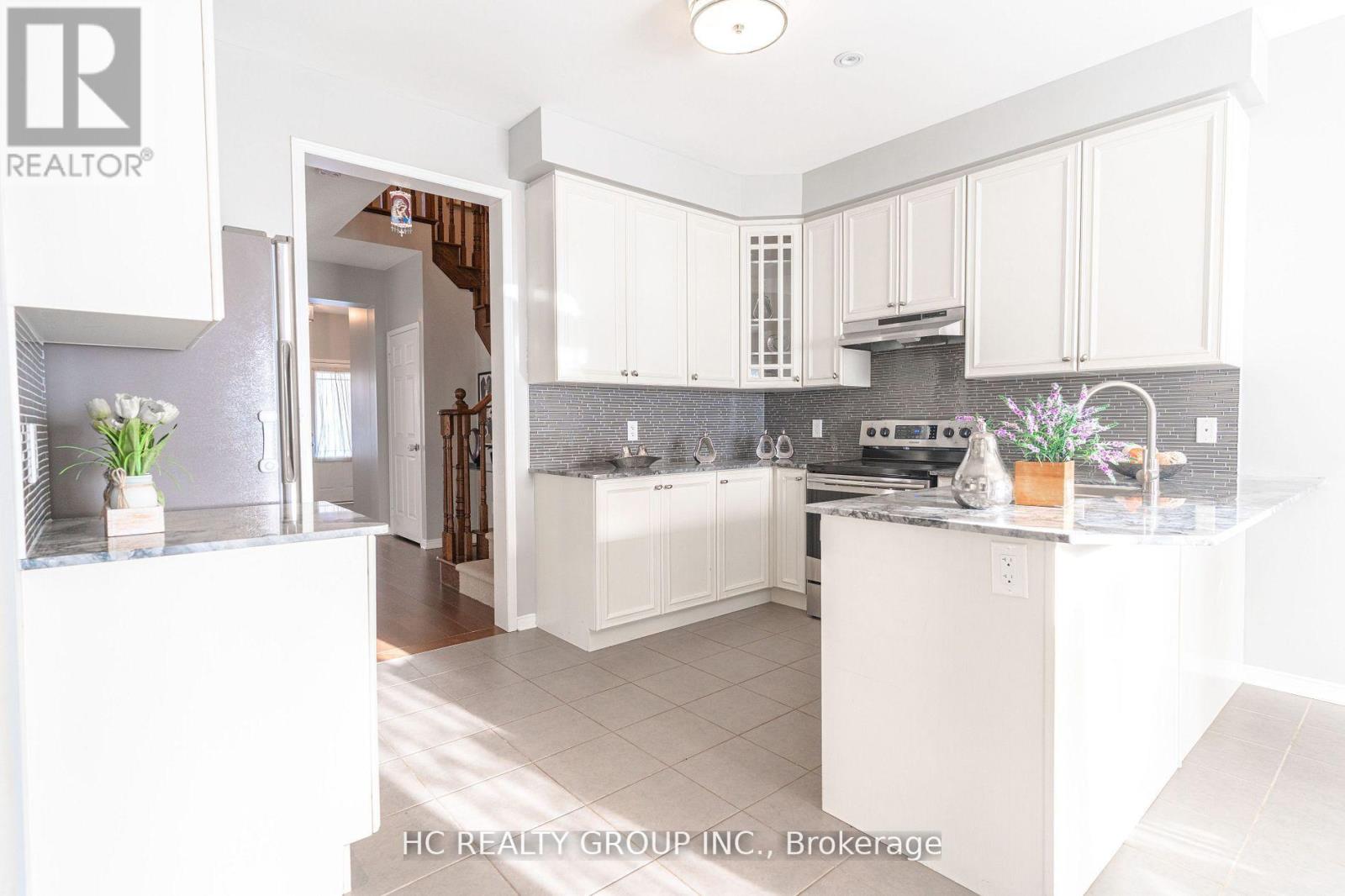 215 Armstrong Crescent W, Bradford West Gwillimbury, Ontario  L3Z 0L4 - Photo 7 - N13264620
