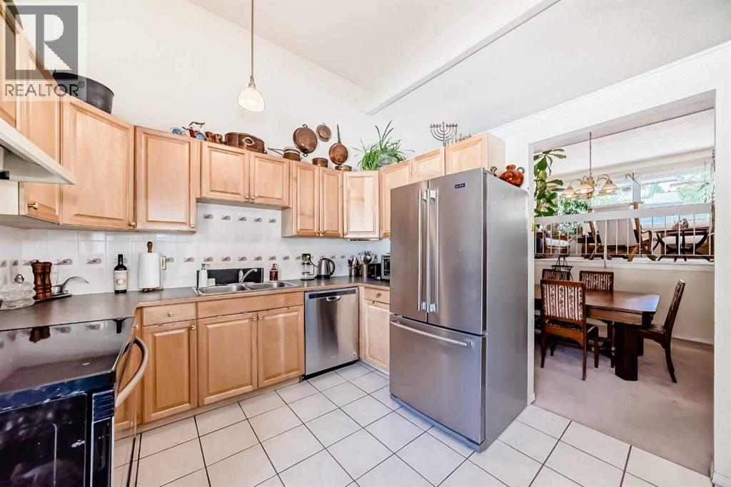 400 Brae Glen Crescent Sw, Calgary, Alberta T2W 1B6 - Photo 6 - A2315260