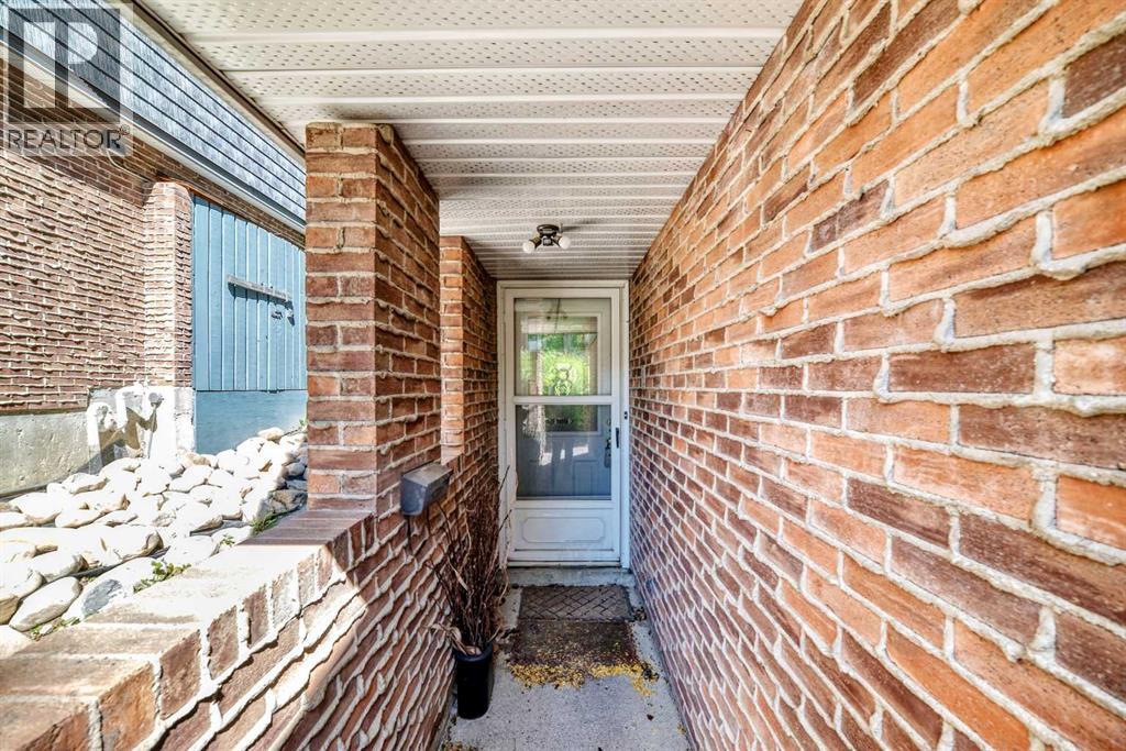 400 Brae Glen Crescent Sw, Calgary, Alberta T2W 1B6 - Photo 4 - A2315260