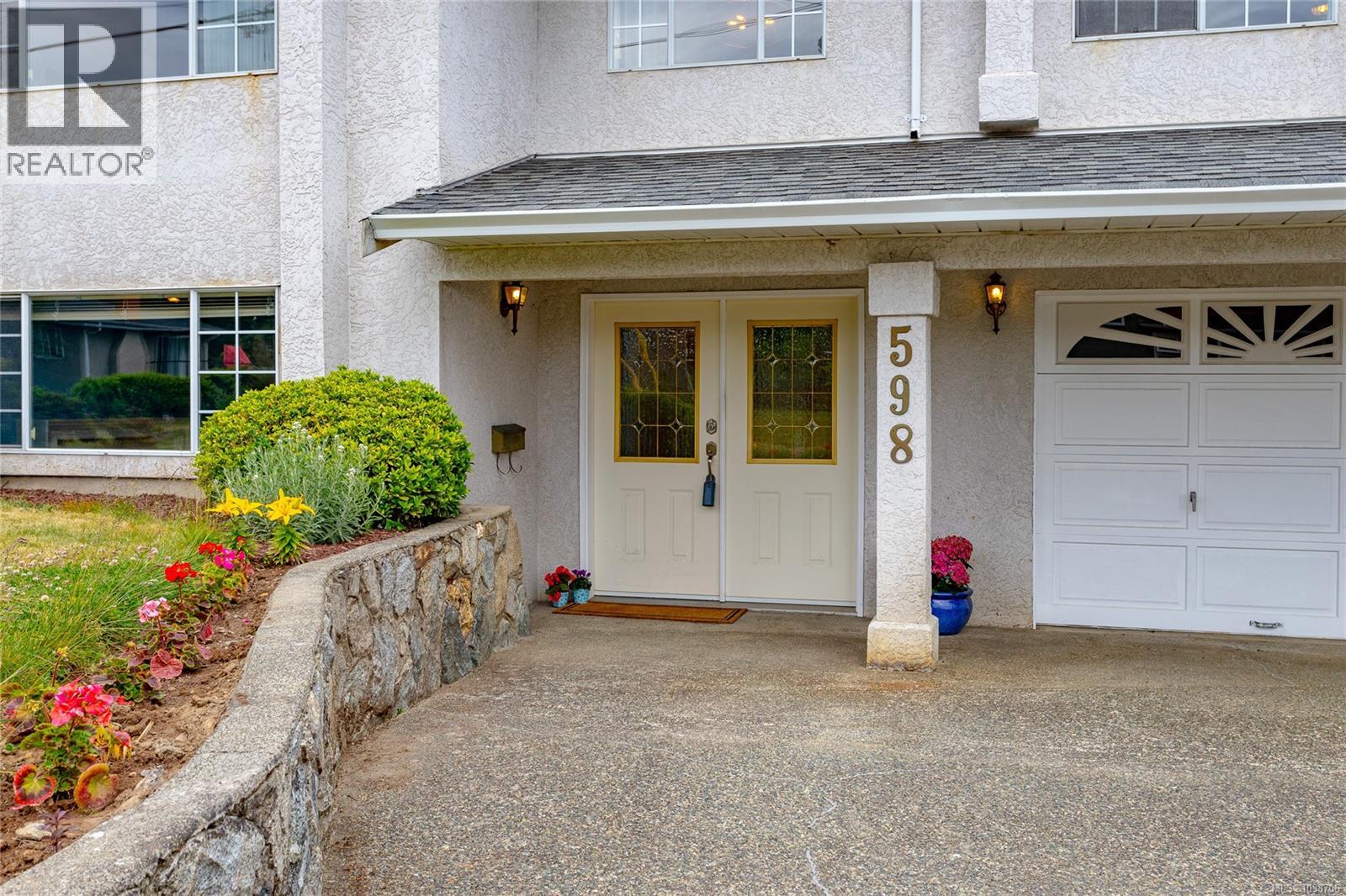 598 Tait St, Saanich, British Columbia  V8Z 2C9 - Photo 12 - 1038706