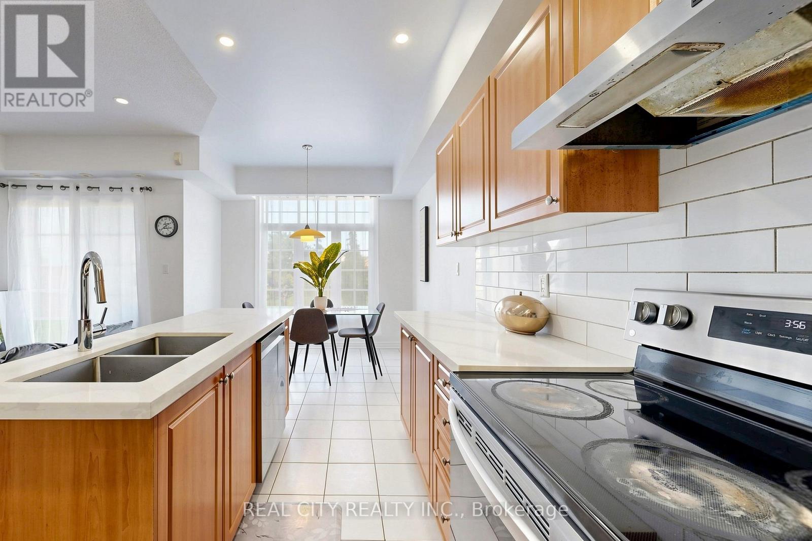 22 - 10 Greensborough Village Circle, Markham, Ontario  L6E 1M4 - Photo 20 - N13243552