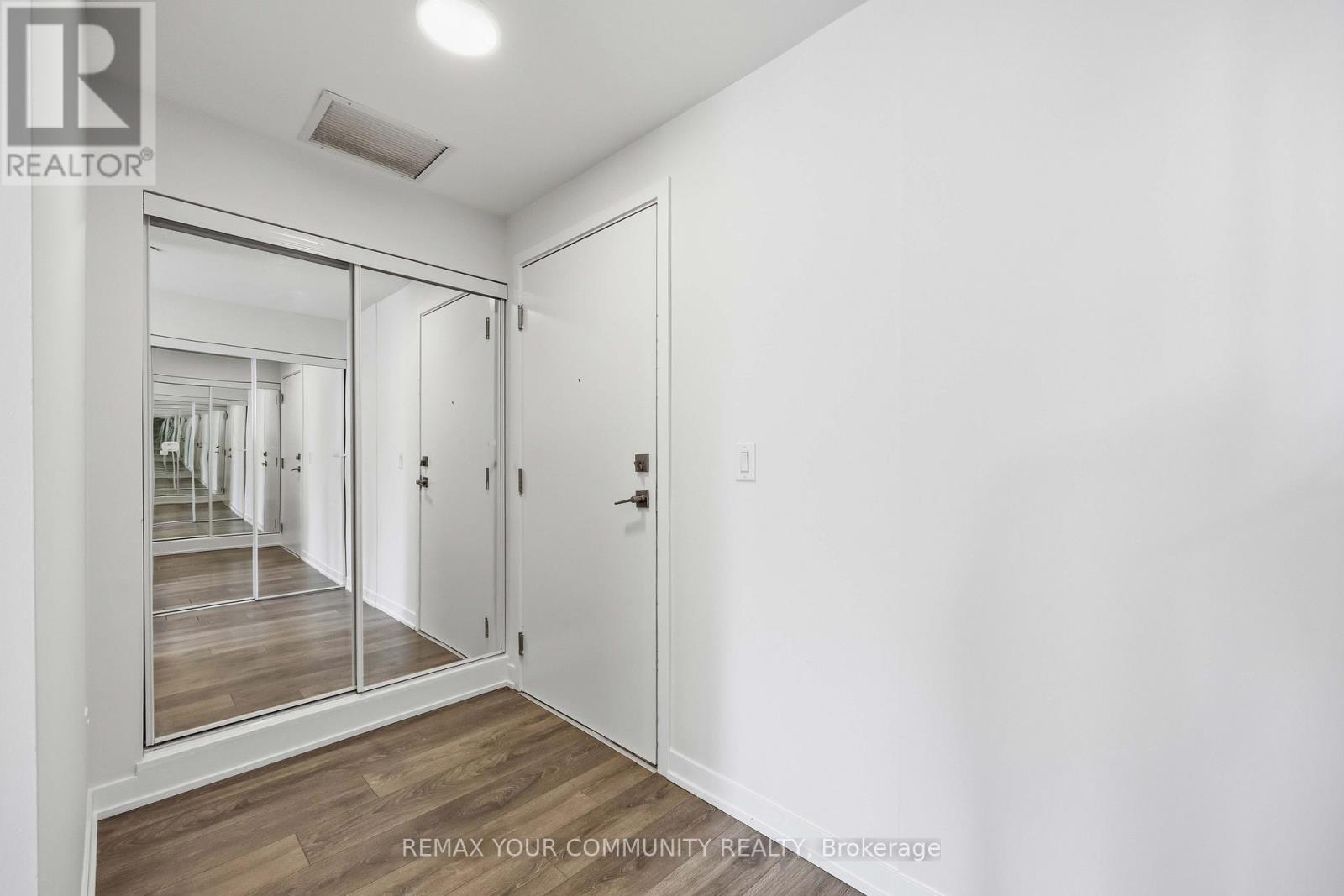 409 - 120 Canon Jackson Drive, Toronto, Ontario  M6M 0B9 - Photo 2 - W13267190