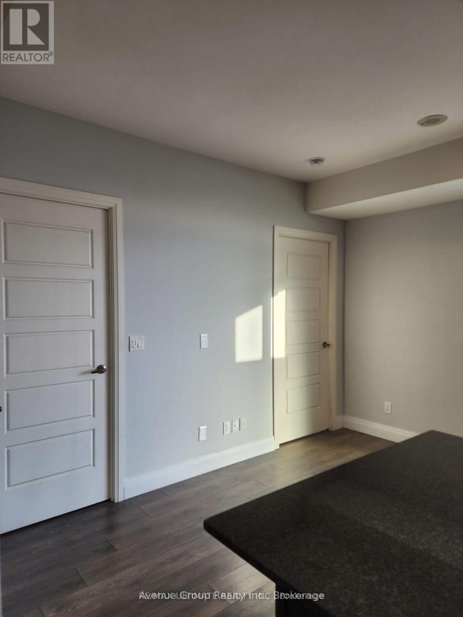 2003 - 68 Canterbury Place, Toronto, Ontario  M2N 2N1 - Photo 4 - C13274516