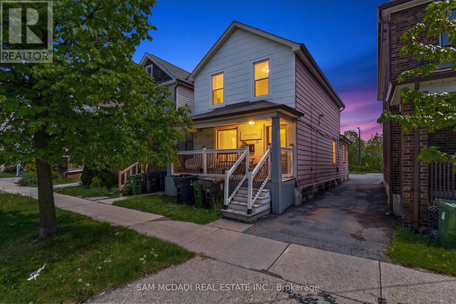 <div class="slider-price">$1,099,000</div><p>19 Toffee Court, Toronto, Ontario</p>