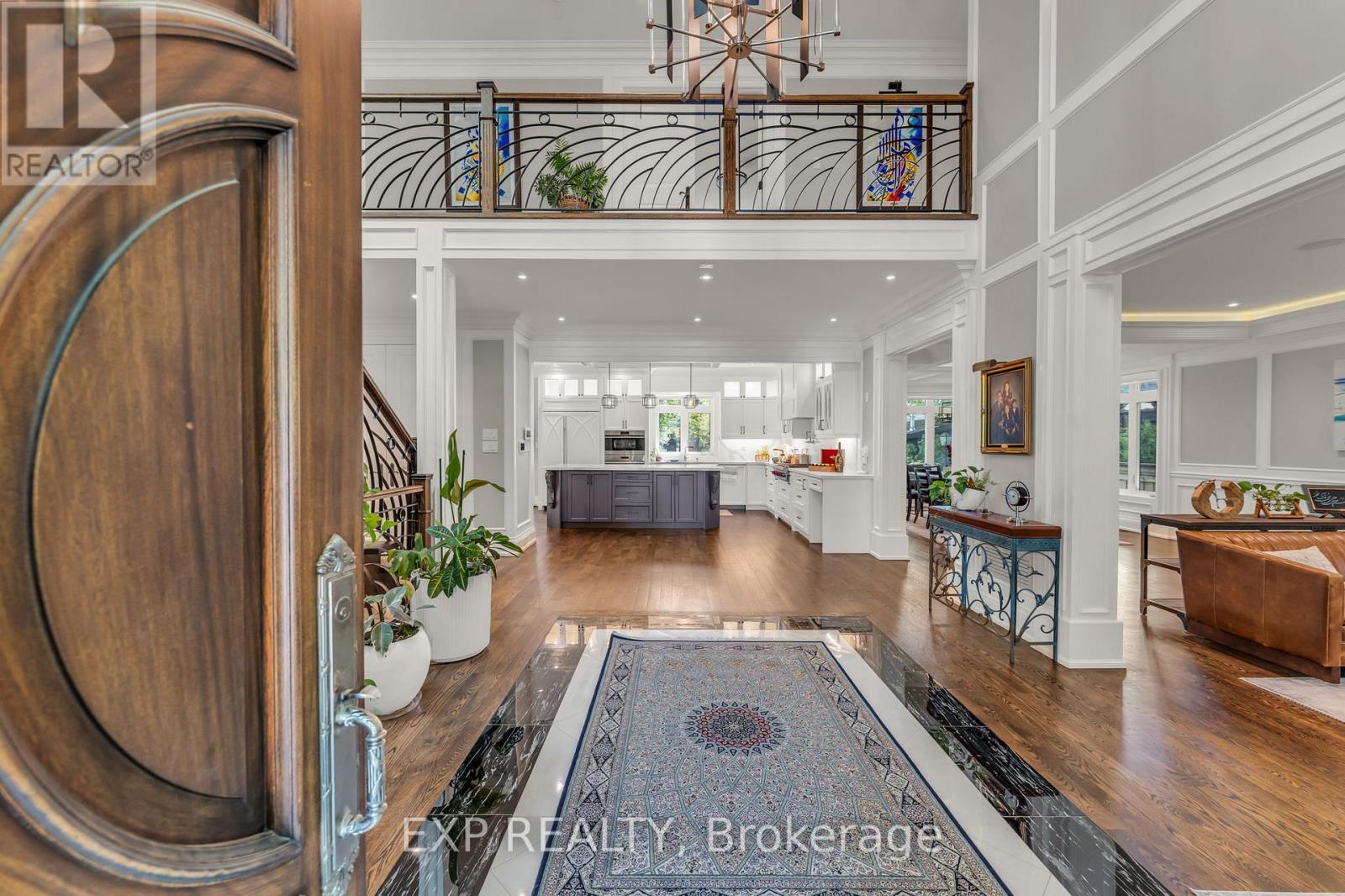 606 Lakeshore Road W, Oakville, Ontario  L6K 1G5 - Photo 2 - W13280250