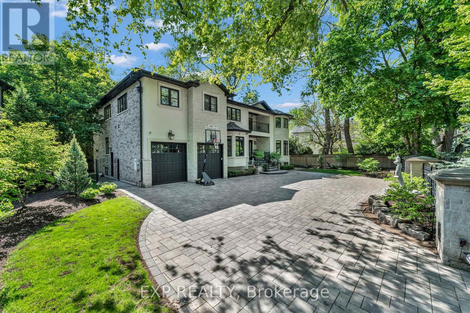 606 Lakeshore Road W, Oakville, Ontario  L6K 1G5 - Photo 3 - W13280250