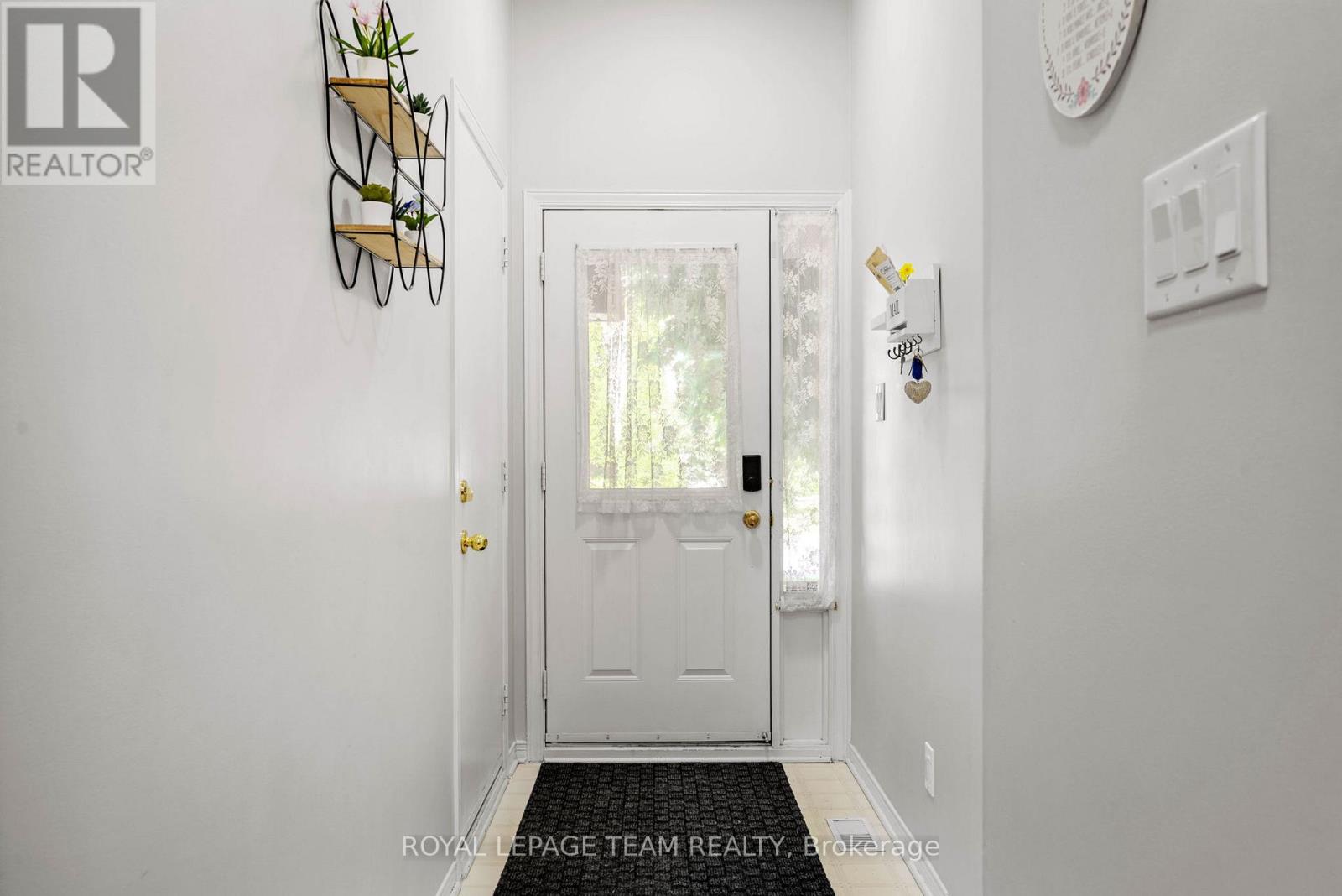 5953 Pineglade Crescent, Ottawa, Ontario  K1W 1G9 - Photo 3 - X13282270