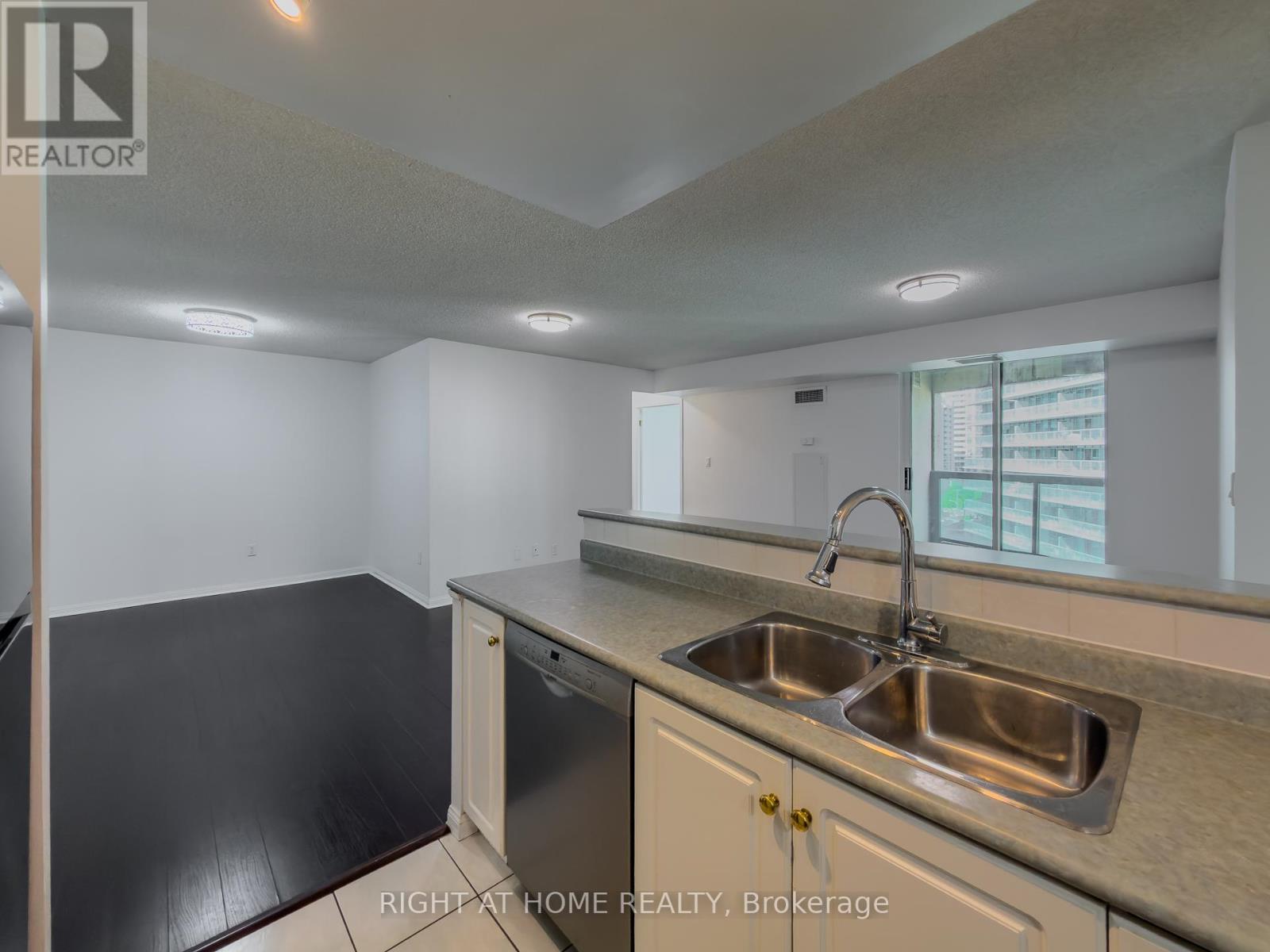 1101 - 23 Lorraine Drive, Toronto, Ontario  M2N 6Z6 - Photo 7 - C13281226