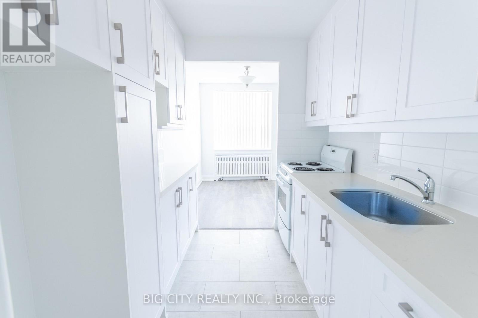 412 - 29 UPPER CANADA DRIVE - Photo 3