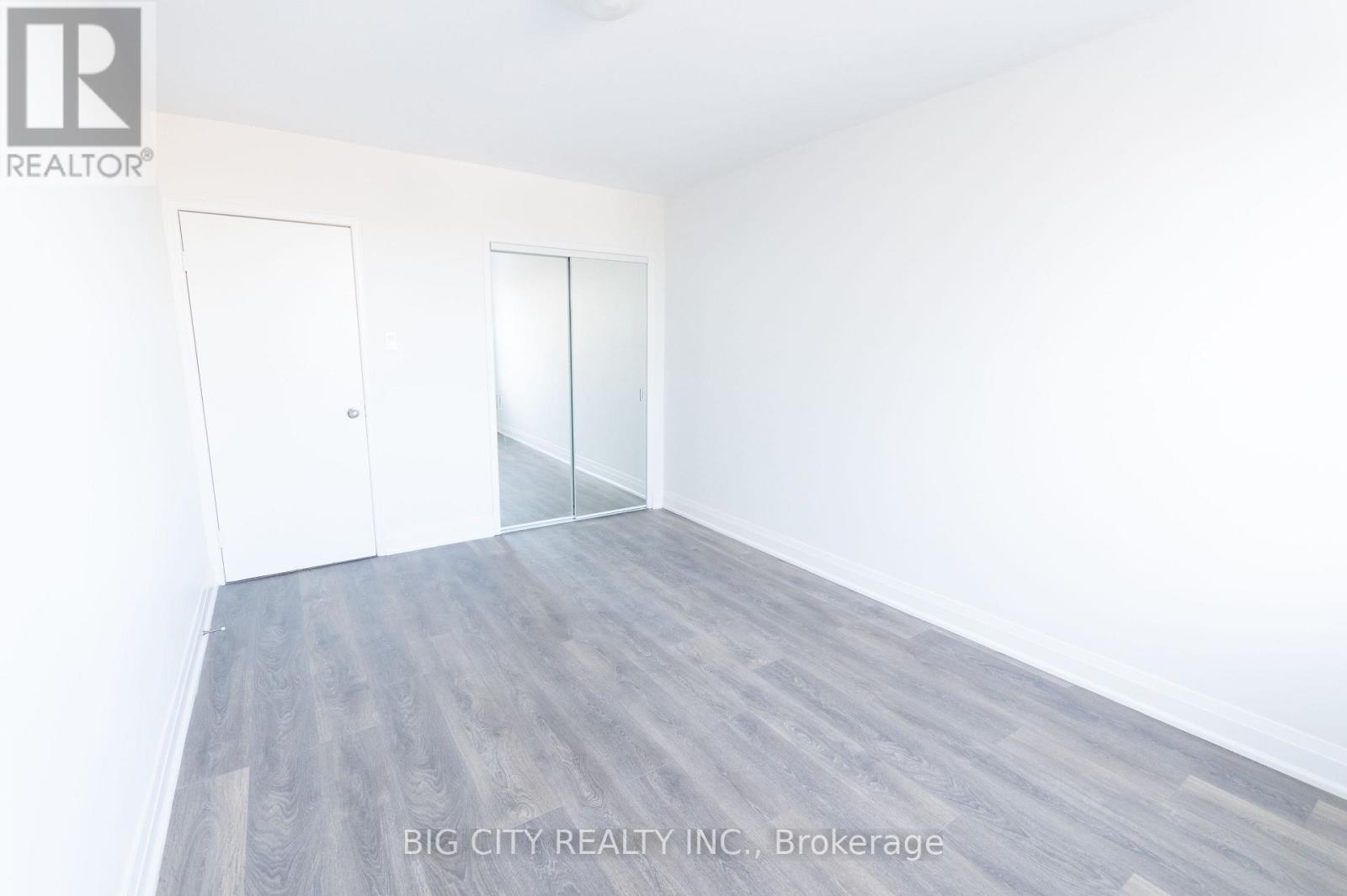 301 - 29 UPPER CANADA DRIVE - Photo 6