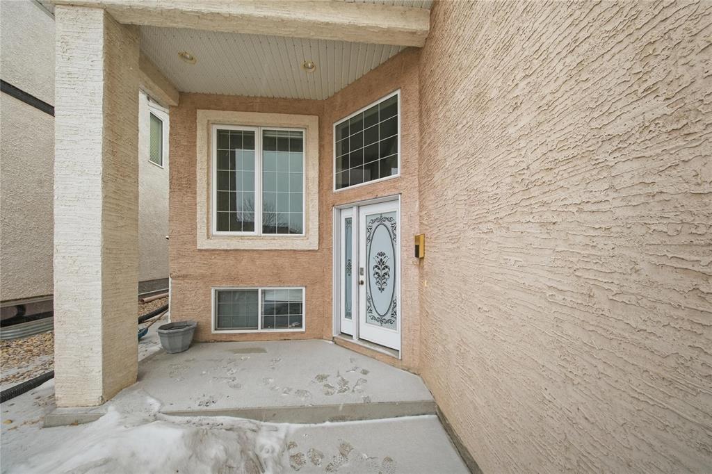 39 Silkwood Crescent, Winnipeg, Manitoba  R2P 1L1 - Photo 2 - 202612907