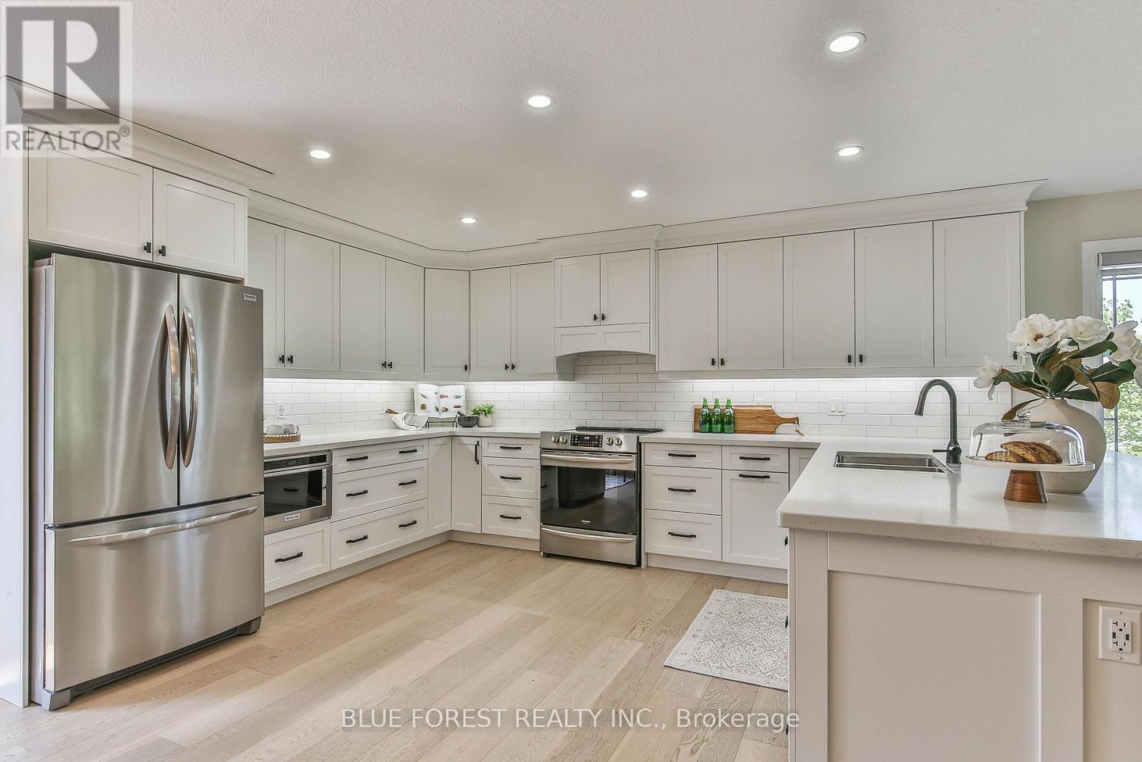 16 Brooker Trail, Thames Centre, Ontario  N0M 2P0 - Photo 11 - X13291144