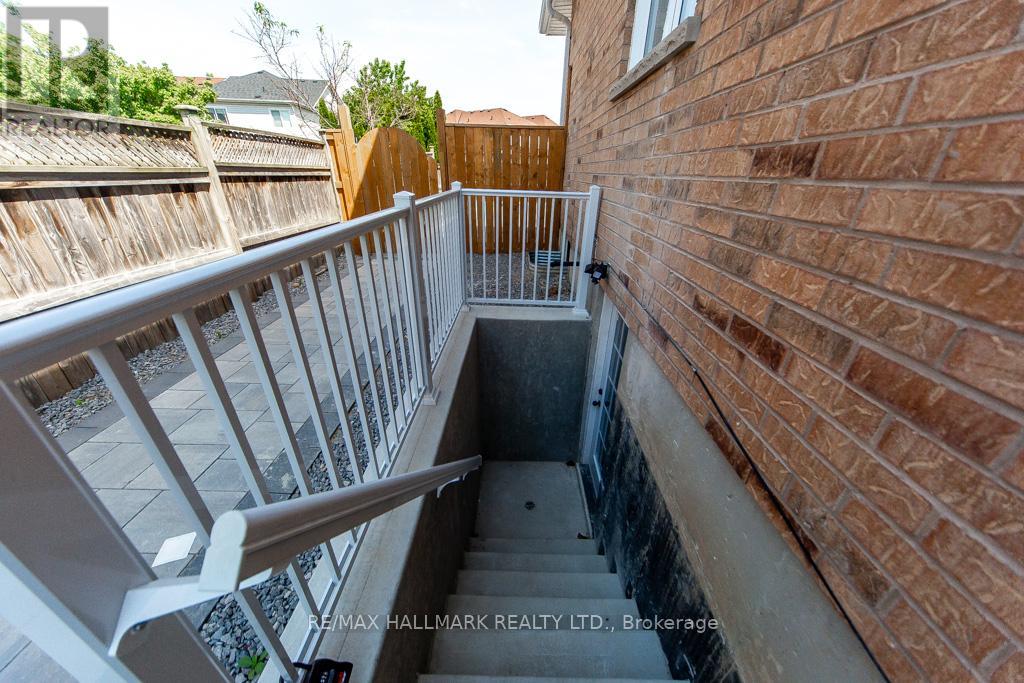 114 Medland Avenue, Whitby, Ontario  L1P 1T5 - Photo 5 - E13294548