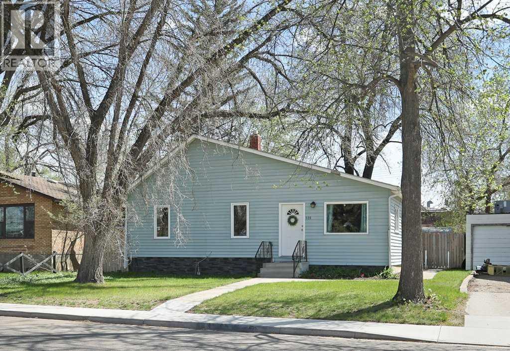 320 3 Street W, Brooks, Alberta  T1R 0E7 - Photo 1 - A2310443