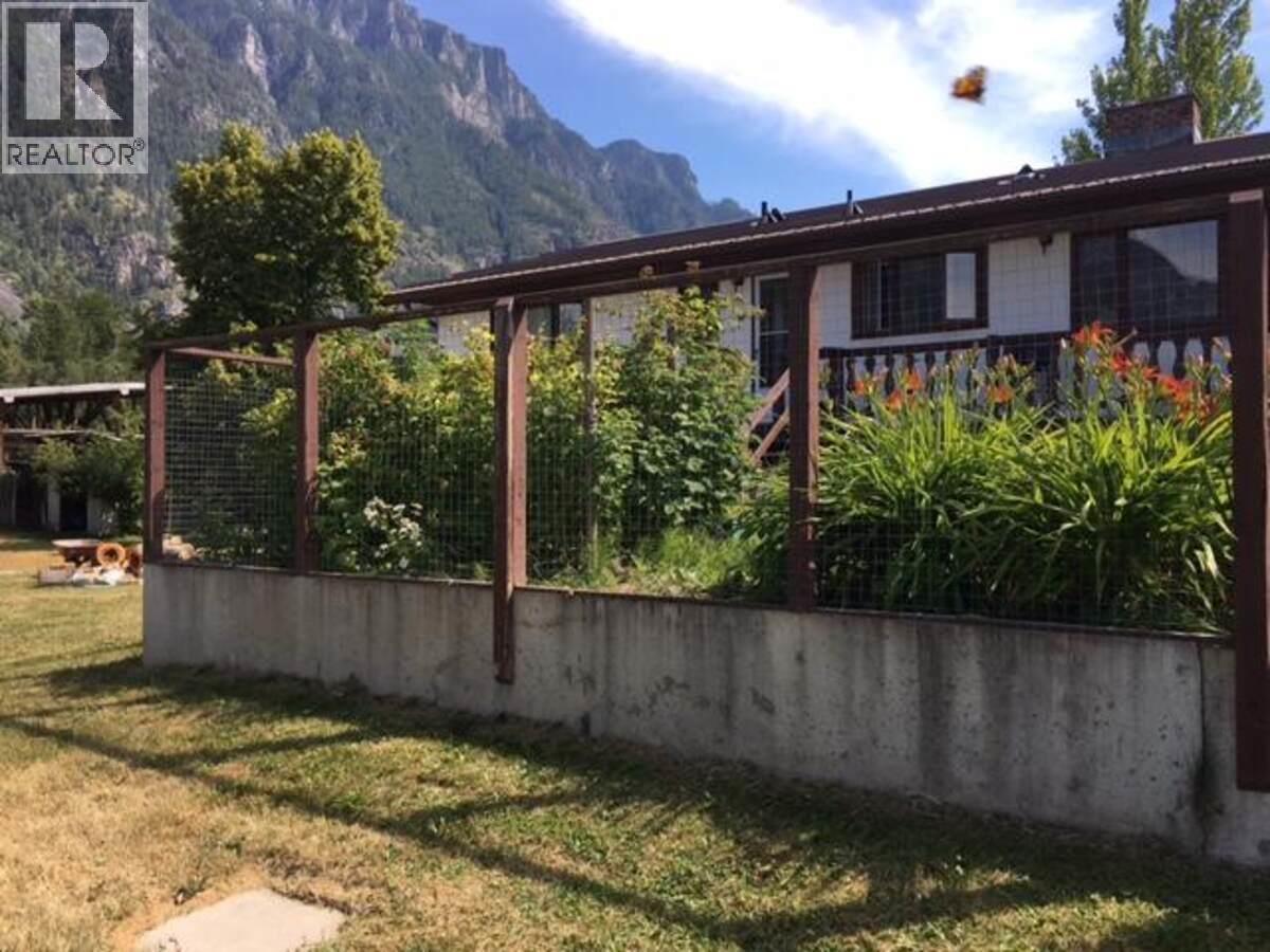 4856 32 Street, Canyon, British Columbia  V0B 1C1 - Photo 4 - 10390497