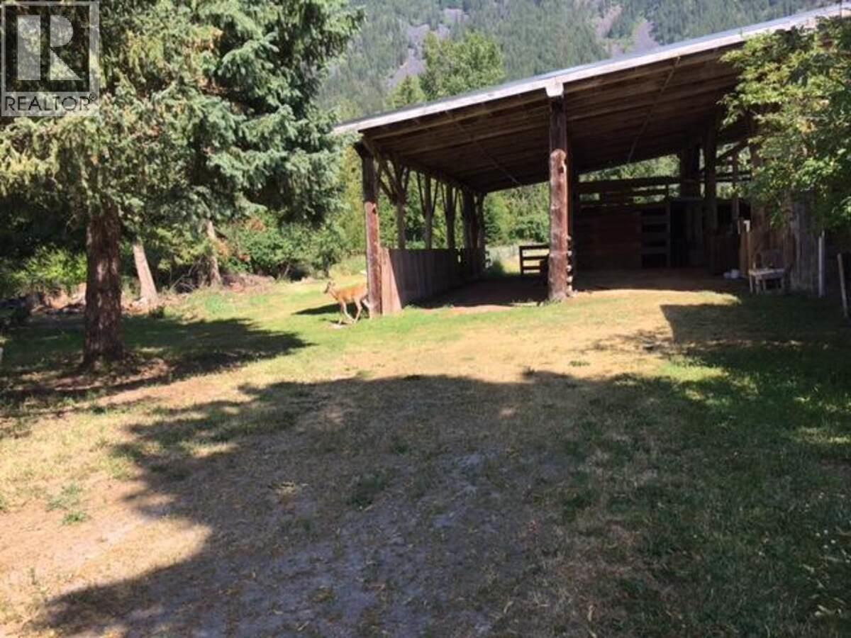 4856 32 Street, Canyon, British Columbia  V0B 1C1 - Photo 9 - 10390497