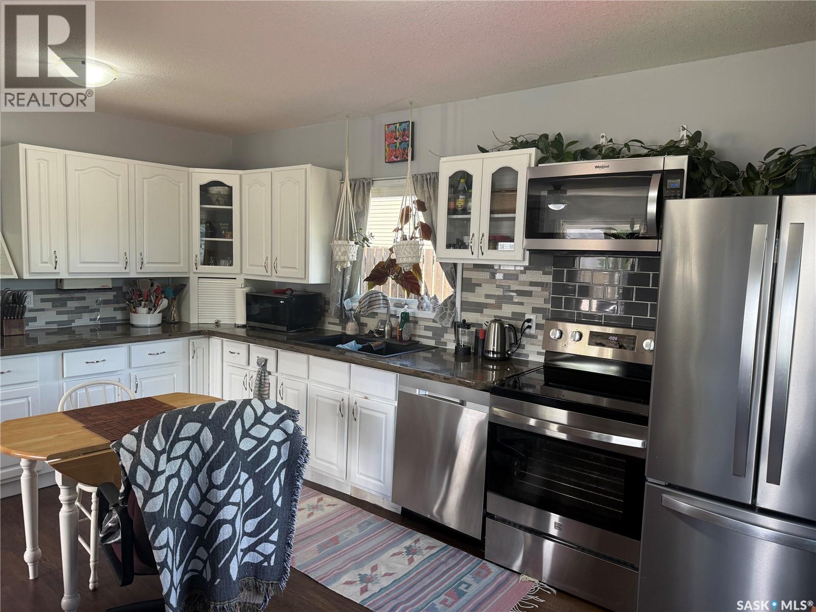 300 8th Avenue W, Nipawin, Saskatchewan  S0E 1E0 - Photo 6 - SK038411