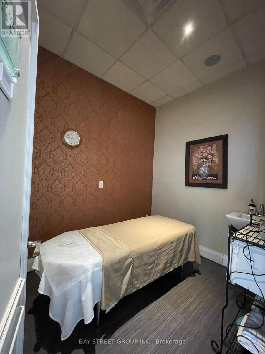 380 Dundas Street E, Oakville, Ontario  L6H 6Z9 - Photo 4 - W13312362