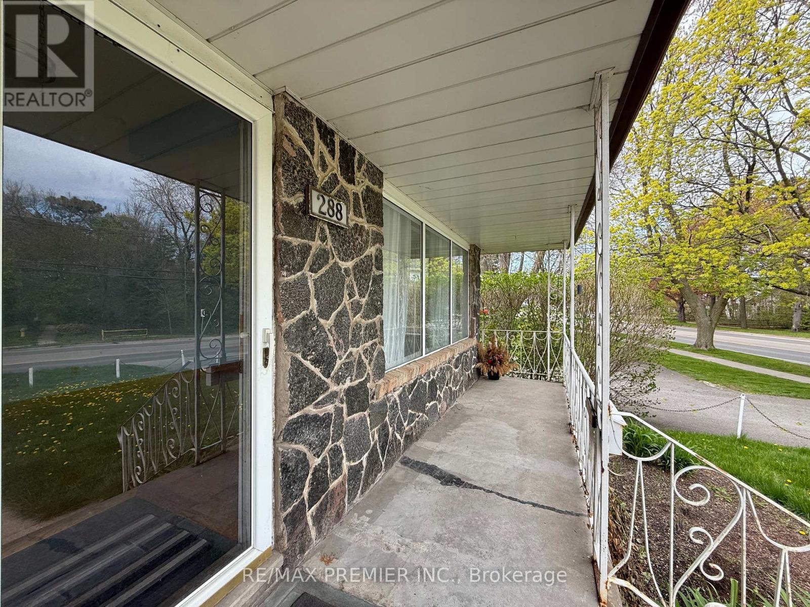Main Floor - 288 Scott Street, St. Catharines, Ontario  L2N 1J3 - Photo 3 - X13046952