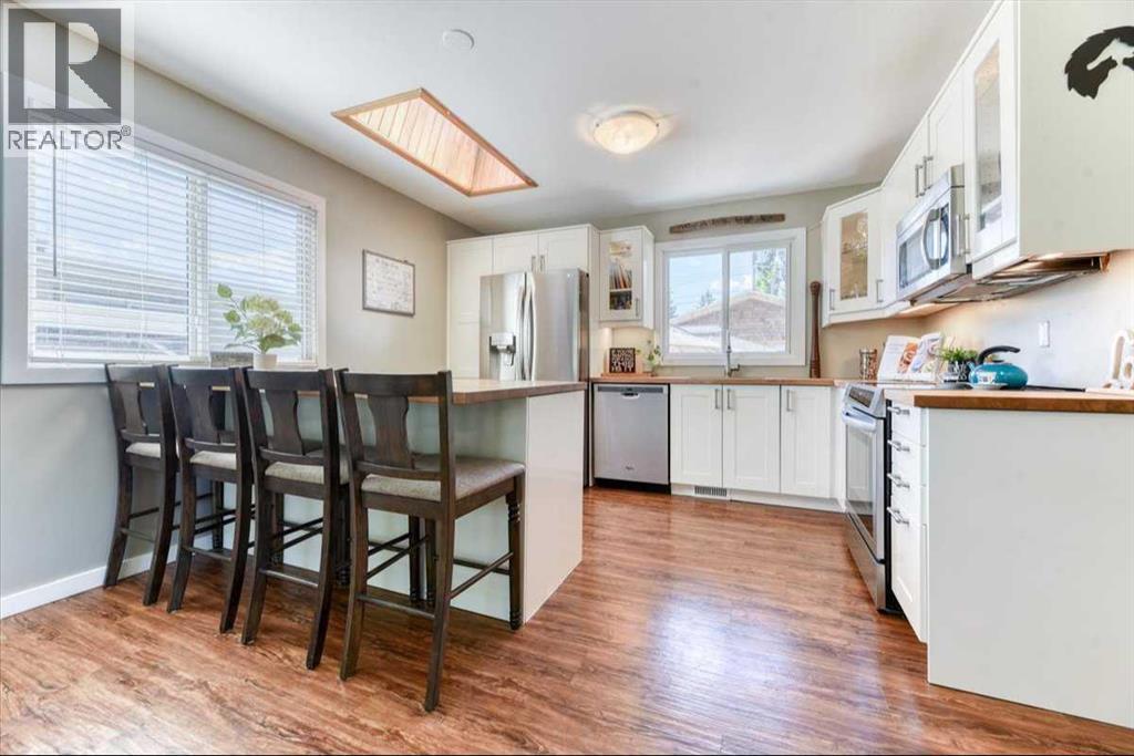 811 Southmount Place SW, Calgary, Alberta  T2W 0R4 - Photo 5 - A2316351