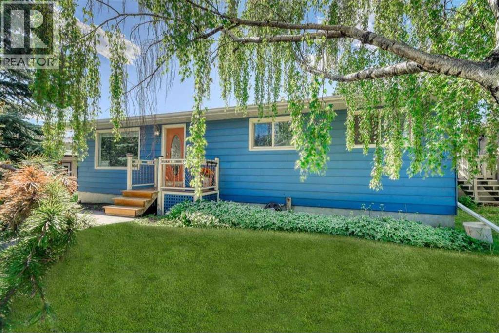 811 Southmount Place SW, Calgary, Alberta  T2W 0R4 - Photo 1 - A2316351