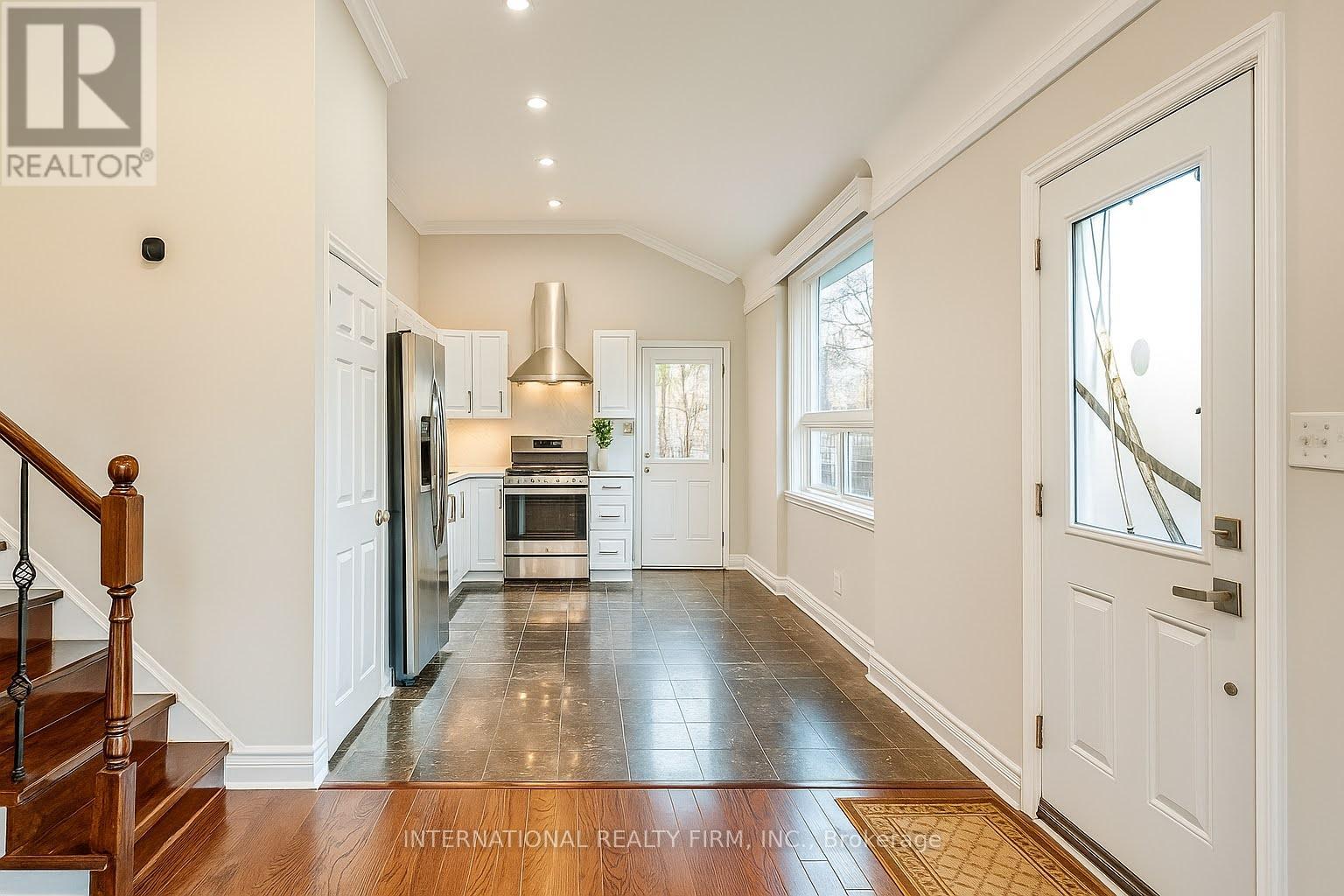 9 BENSHIRE DRIVE, Toronto, Ontario