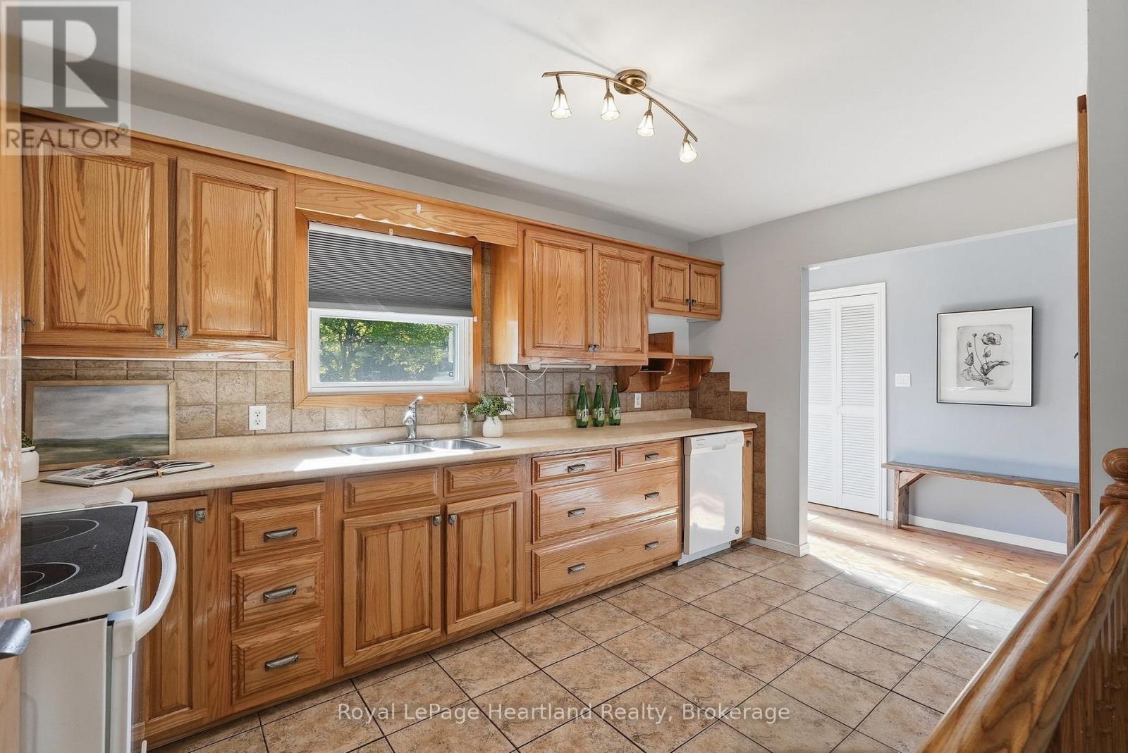 476 Carling Terrace, North Huron, Ontario  N0G 2W8 - Photo 12 - X13410062