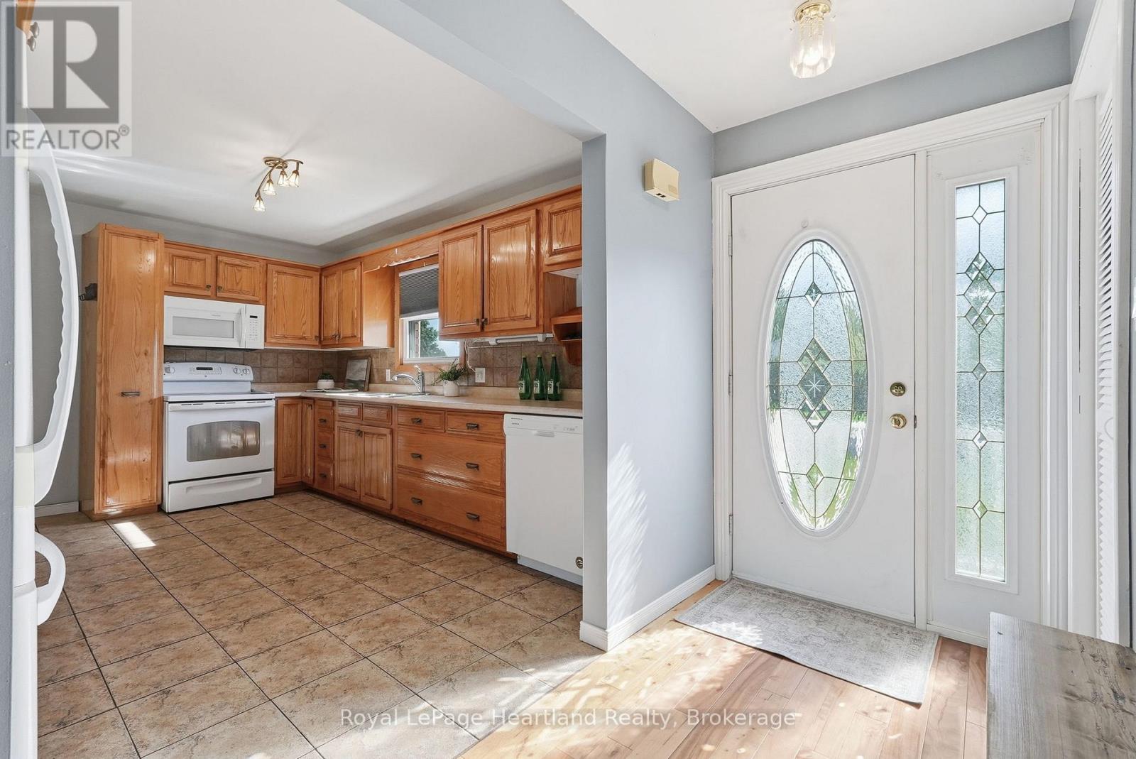 476 Carling Terrace, North Huron, Ontario  N0G 2W8 - Photo 4 - X13410062