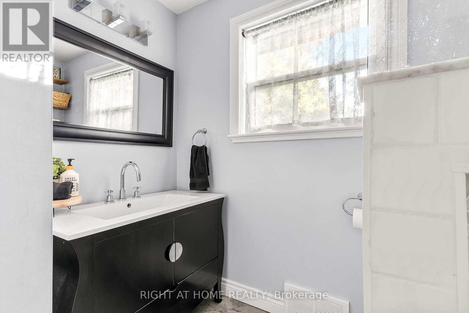 102 Paris Street, New Tecumseth, Ontario  L9R 1H2 - Photo 21 - N13404882