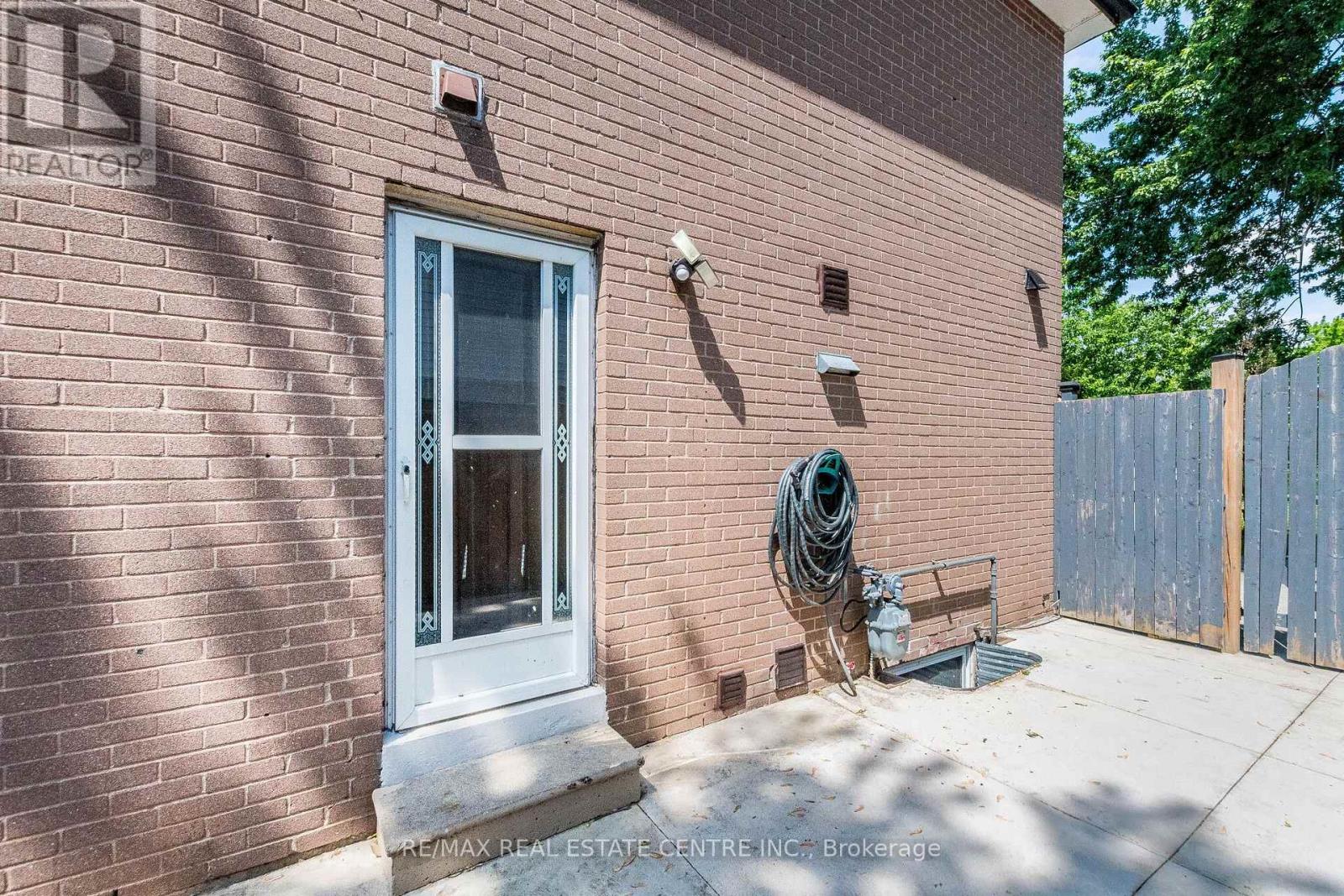 20 Earnscliffe Circle, Brampton, Ontario  L6T 2B2 - Photo 4 - W13410050