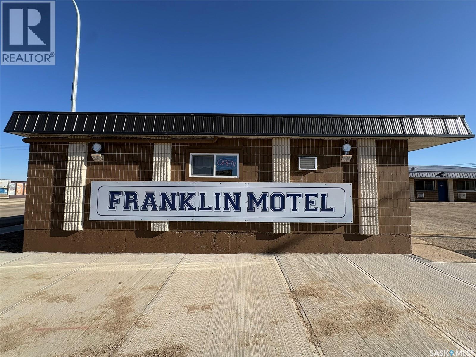 101 Center Street, Assiniboia, Saskatchewan  S0H 0B0 - Photo 2 - SK038505
