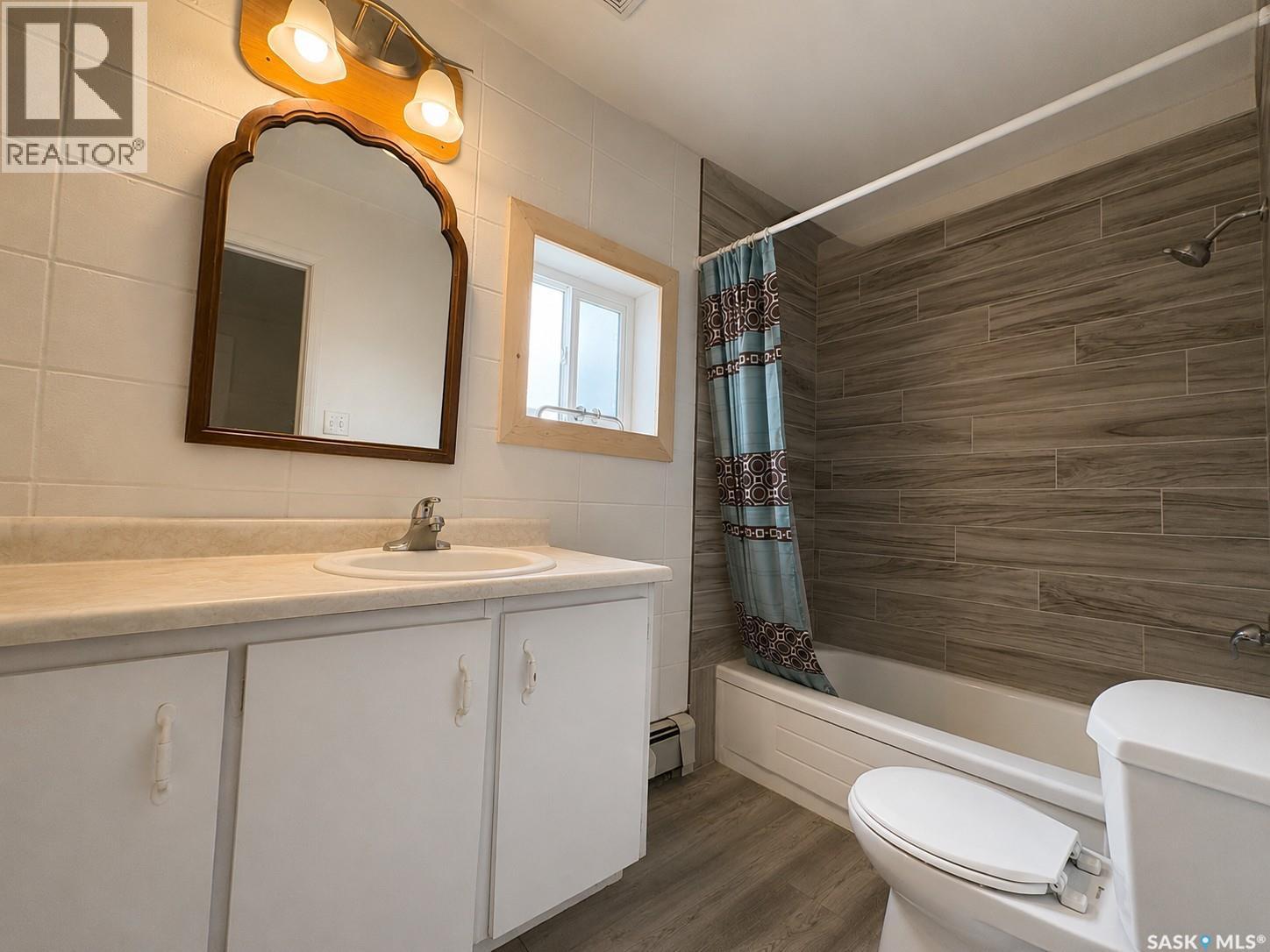 101 Center Street, Assiniboia, Saskatchewan  S0H 0B0 - Photo 6 - SK038505