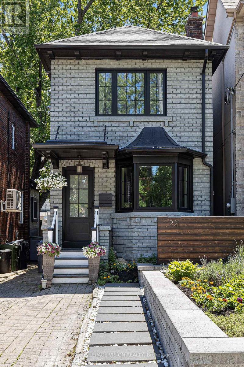 221 BEDFORD PARK AVENUE, Toronto, Ontario