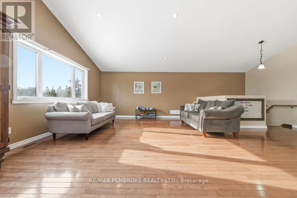 616 Barron Canyon Road, Petawawa, Ontario  K8A 6W7 - Photo 8 - X12719758