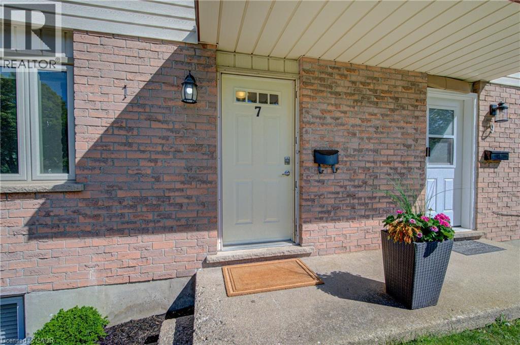7 Harvest Court, Kitchener, Ontario  N2P 1T3 - Photo 2 - 40835205