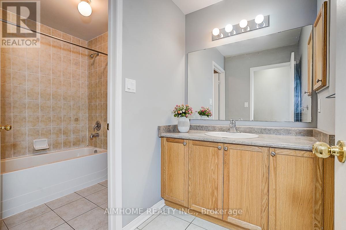 969 Oaktree Crescent, Newmarket, Ontario  L3X 2Z2 - Photo 12 - N13250390