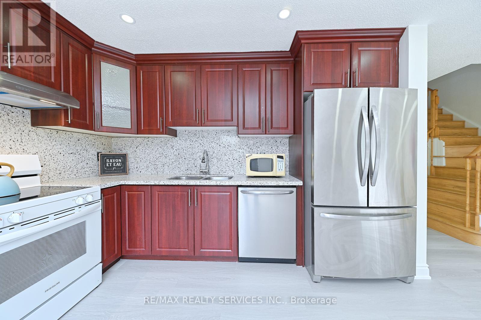 56 Mullis Crescent, Brampton, Ontario  L6Y 4T2 - Photo 14 - W13410148