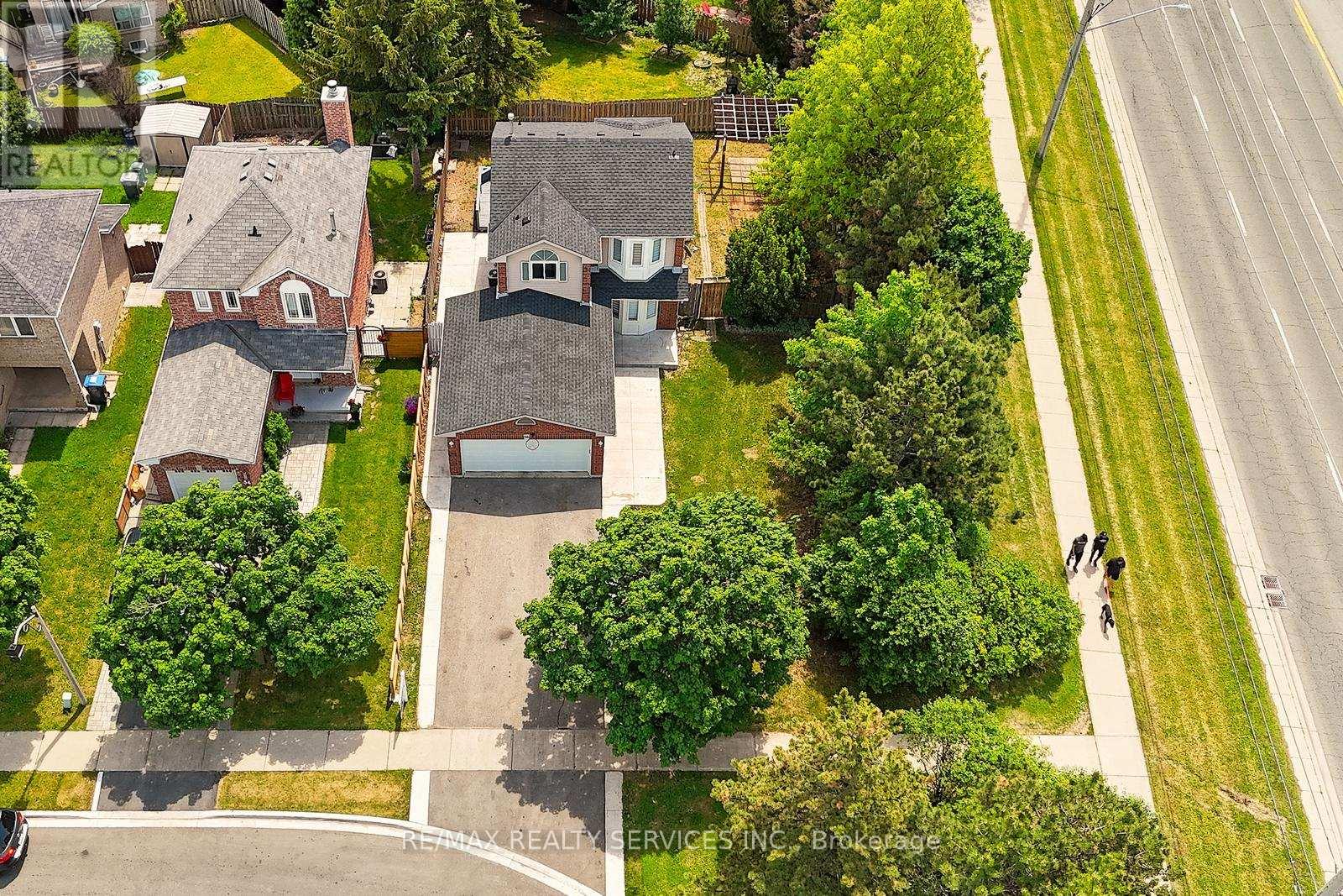 56 Mullis Crescent, Brampton, Ontario  L6Y 4T2 - Photo 2 - W13410148