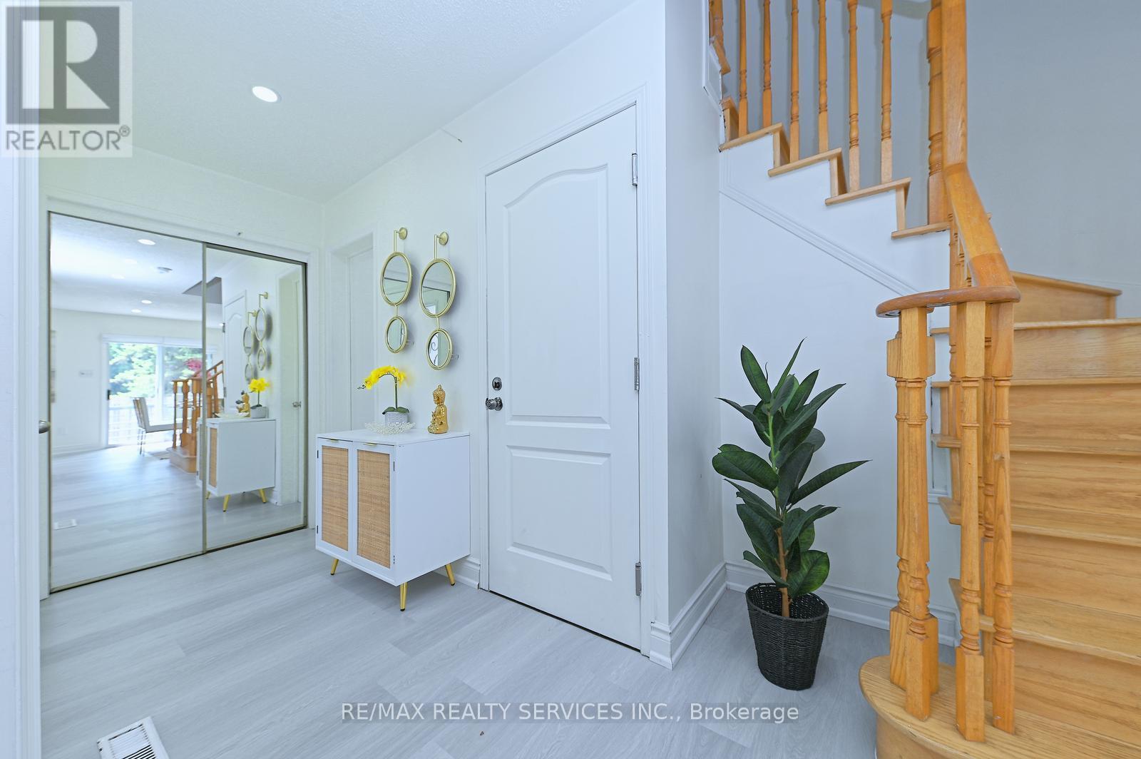56 Mullis Crescent, Brampton, Ontario  L6Y 4T2 - Photo 6 - W13410148