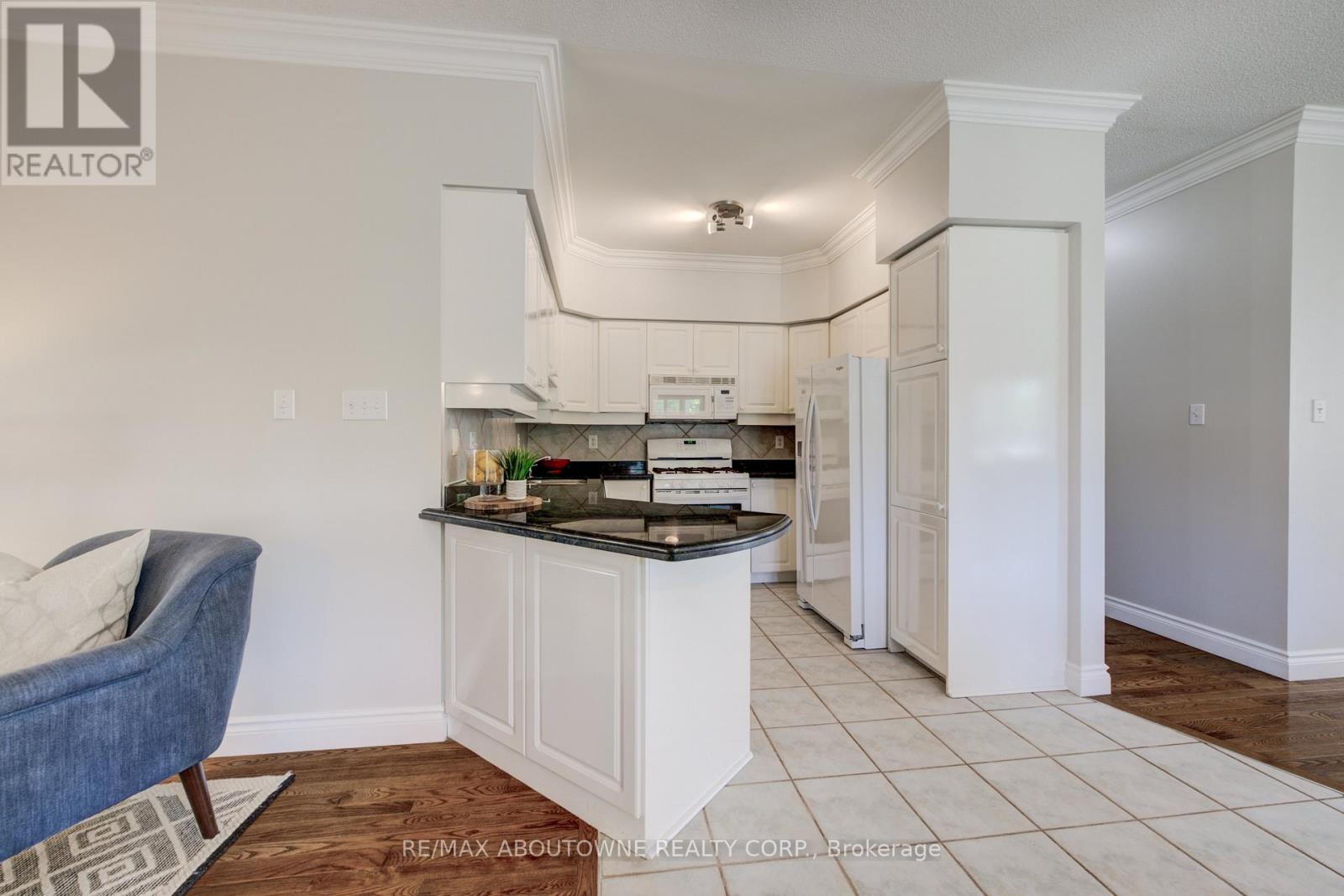 2163 Langtry Drive, Oakville, Ontario  L6M 3J7 - Photo 2 - W13410196