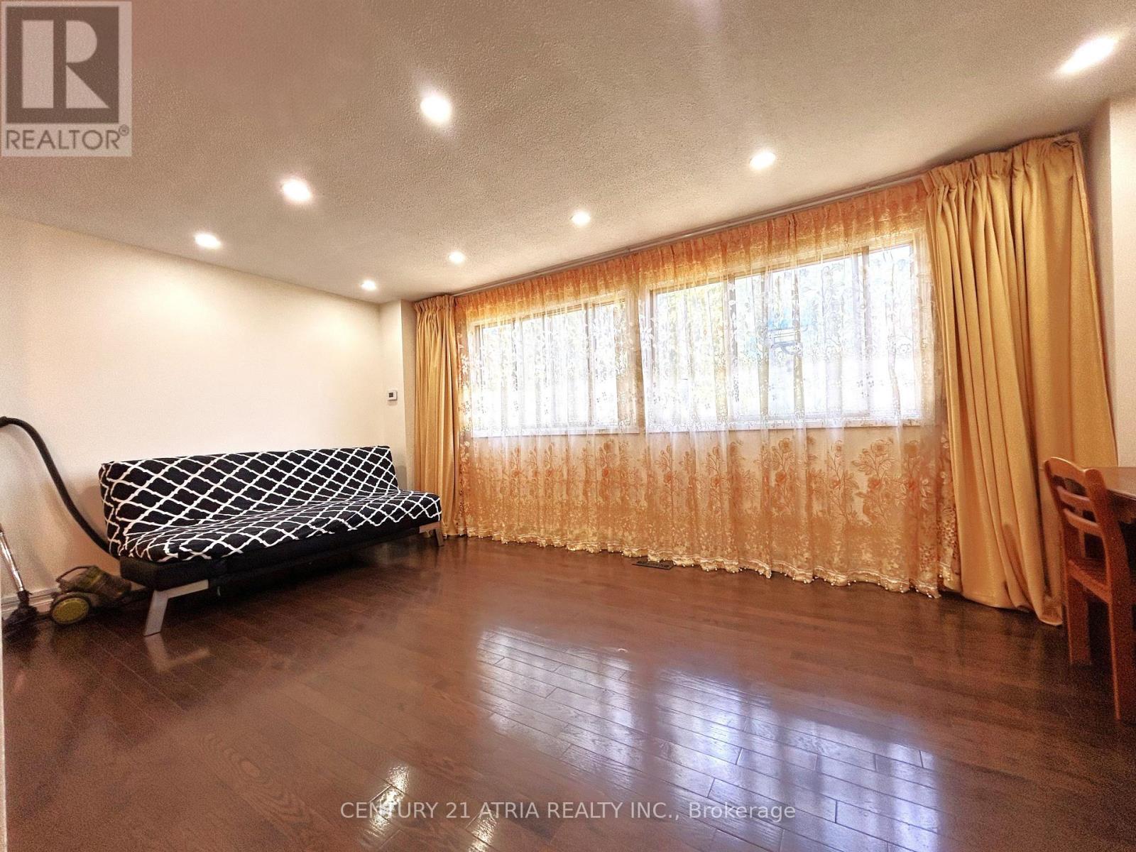 19 Yellow Birchway, Toronto, Ontario  M2H 2S9 - Photo 3 - C13410250