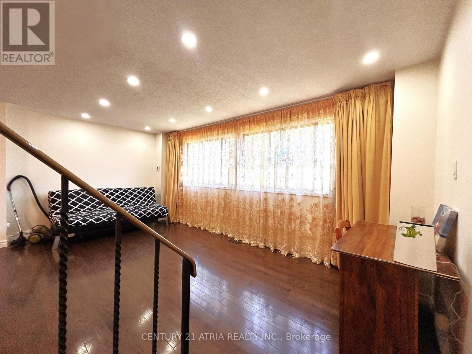 19 Yellow Birchway, Toronto, Ontario  M2H 2S9 - Photo 4 - C13410250