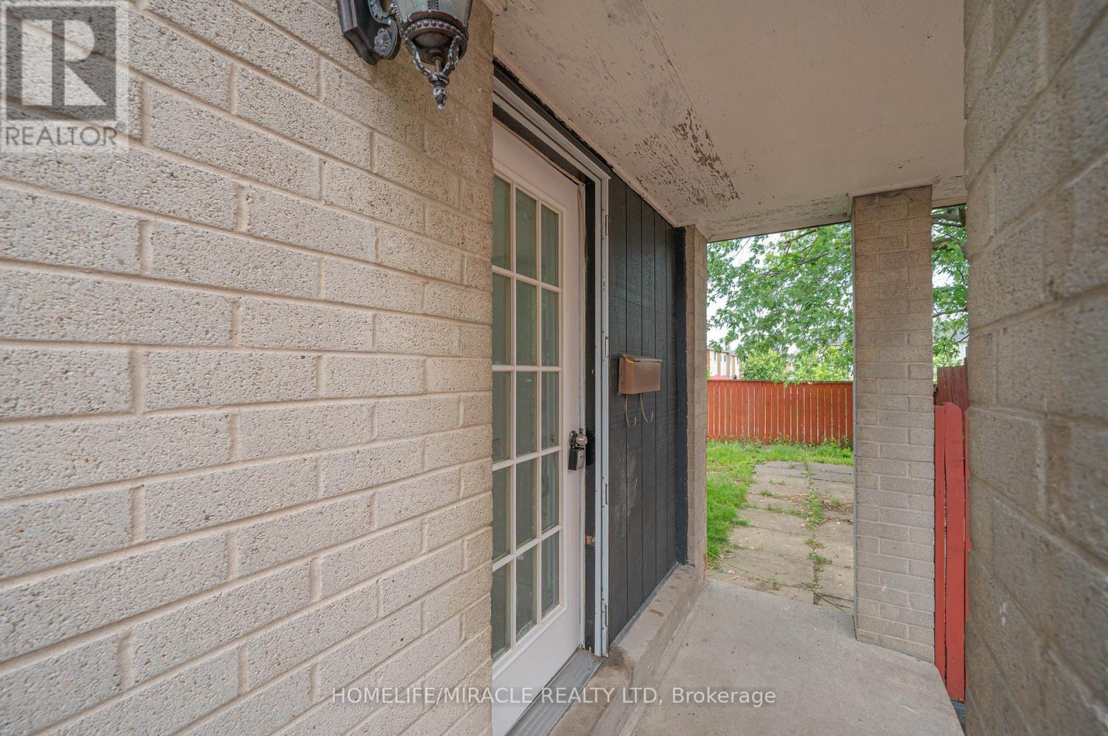 7 Greenhills Square, Brampton, Ontario  L6S 2J4 - Photo 5 - W13276302