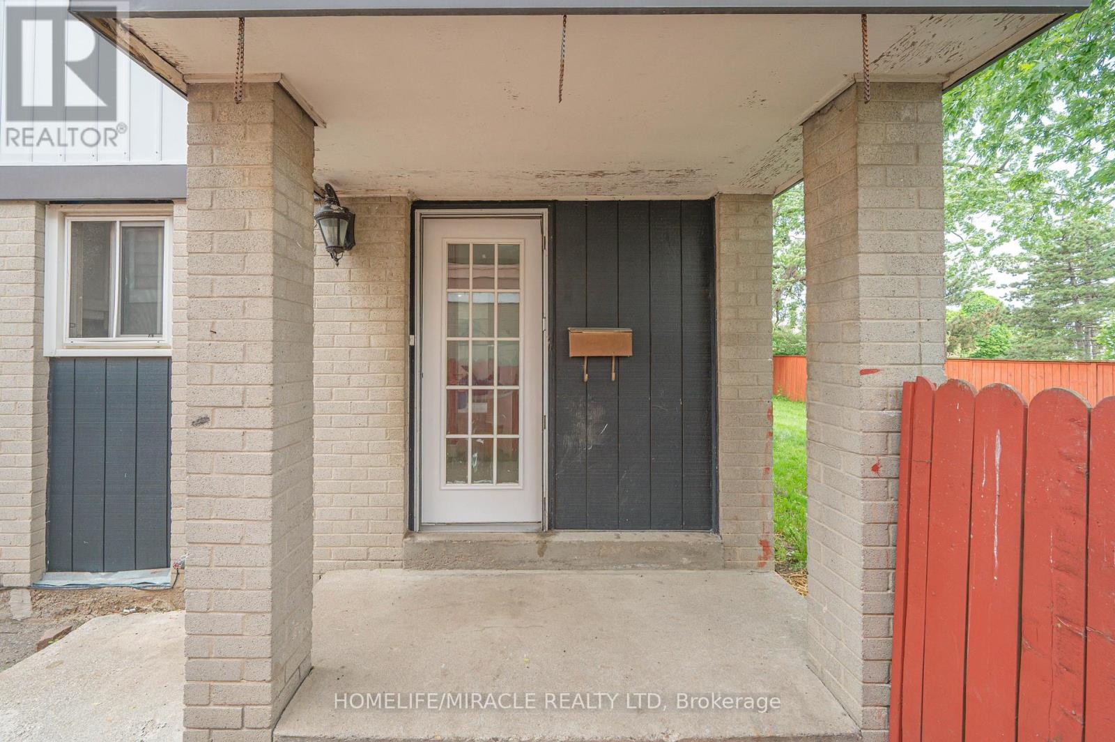 7 Greenhills Square, Brampton, Ontario  L6S 2J4 - Photo 4 - W13276302