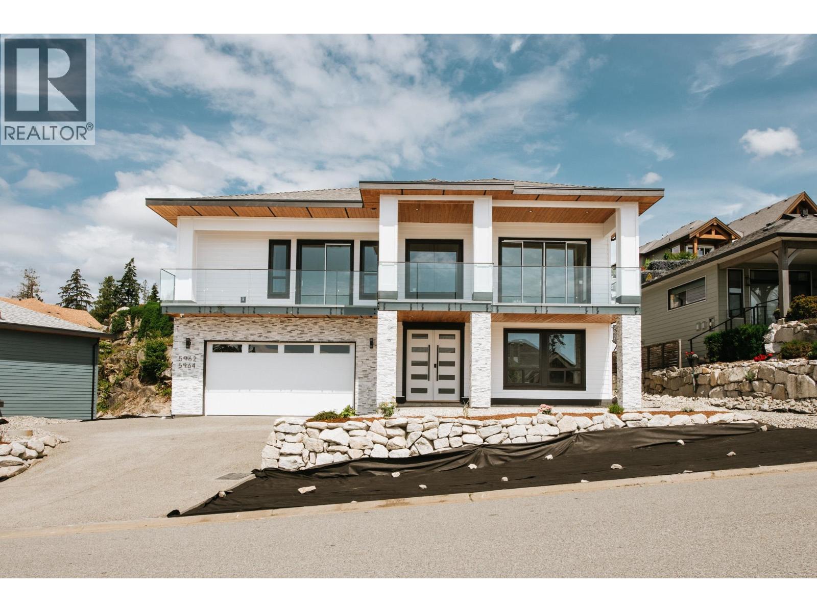 5962-5964 Barnacle Street, Sechelt, British Columbia  V7Z 0V4 - Photo 1 - R3133057