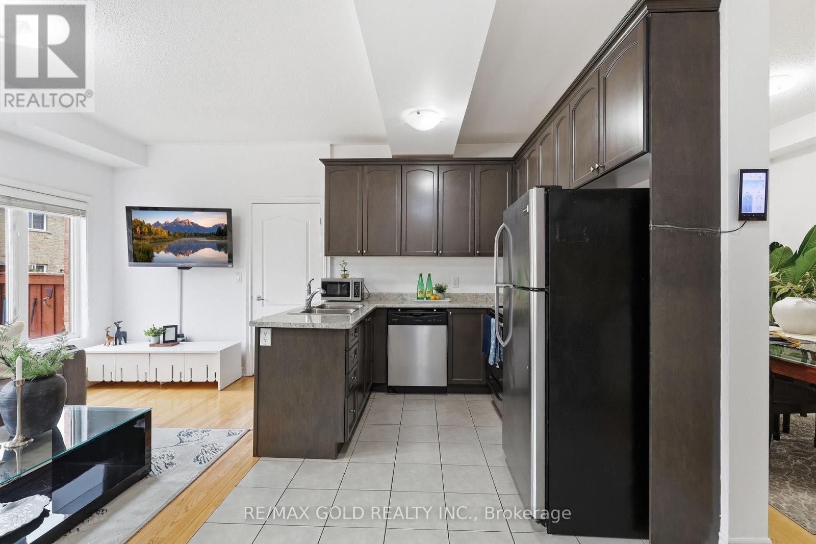 43 Hatton Court, Brampton, Ontario  L6Y 5T5 - Photo 10 - W13410394
