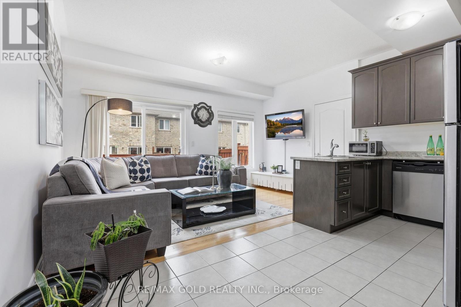 43 Hatton Court, Brampton, Ontario  L6Y 5T5 - Photo 11 - W13410394