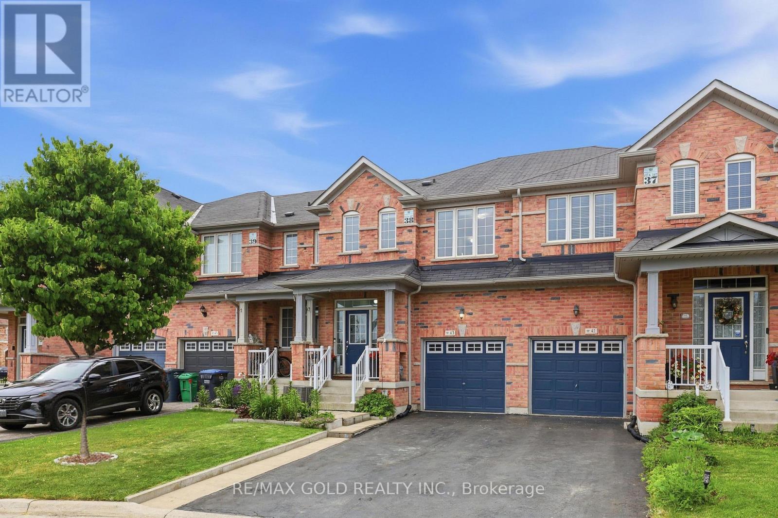 43 Hatton Court, Brampton, Ontario  L6Y 5T5 - Photo 2 - W13410394