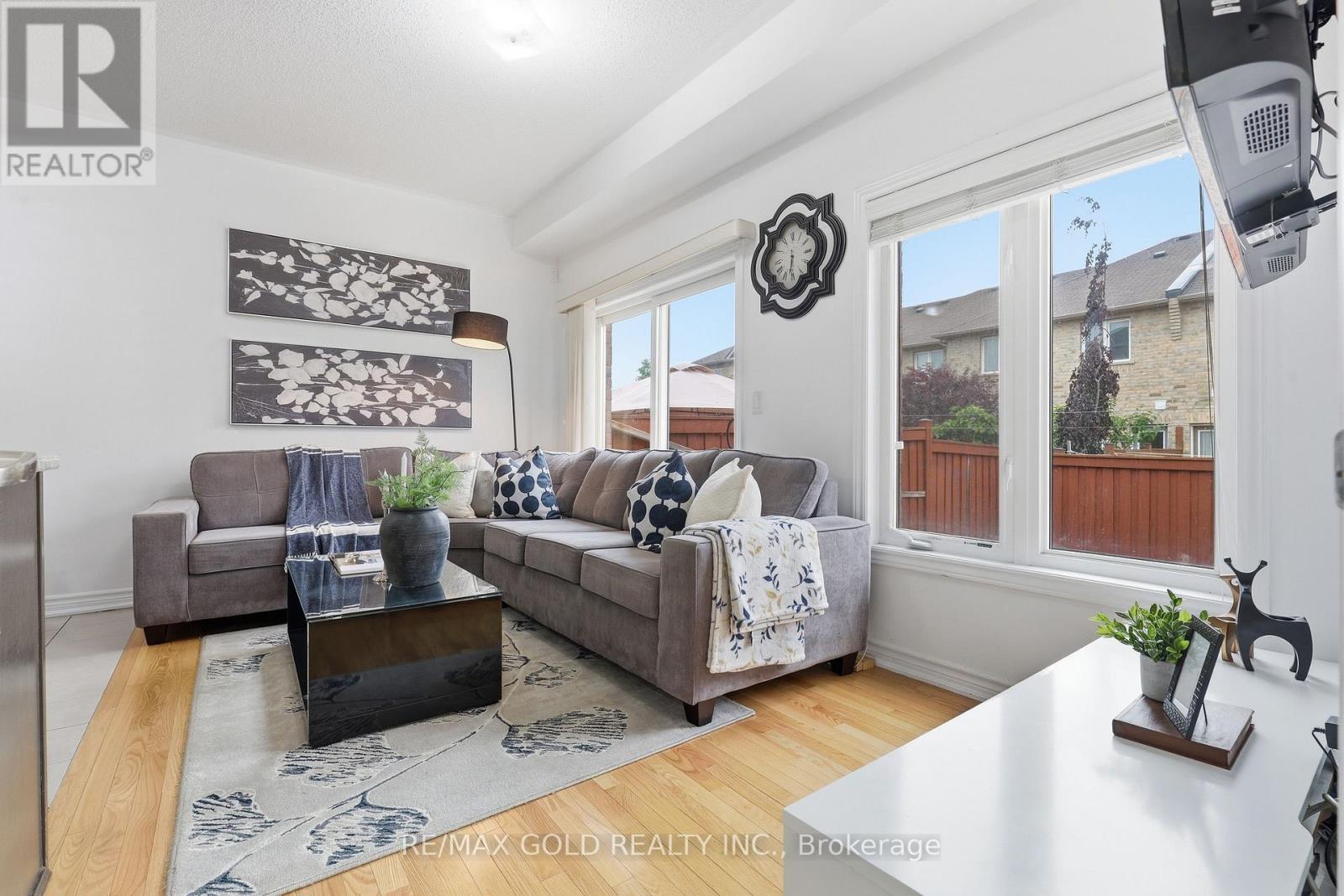 43 Hatton Court, Brampton, Ontario  L6Y 5T5 - Photo 7 - W13410394