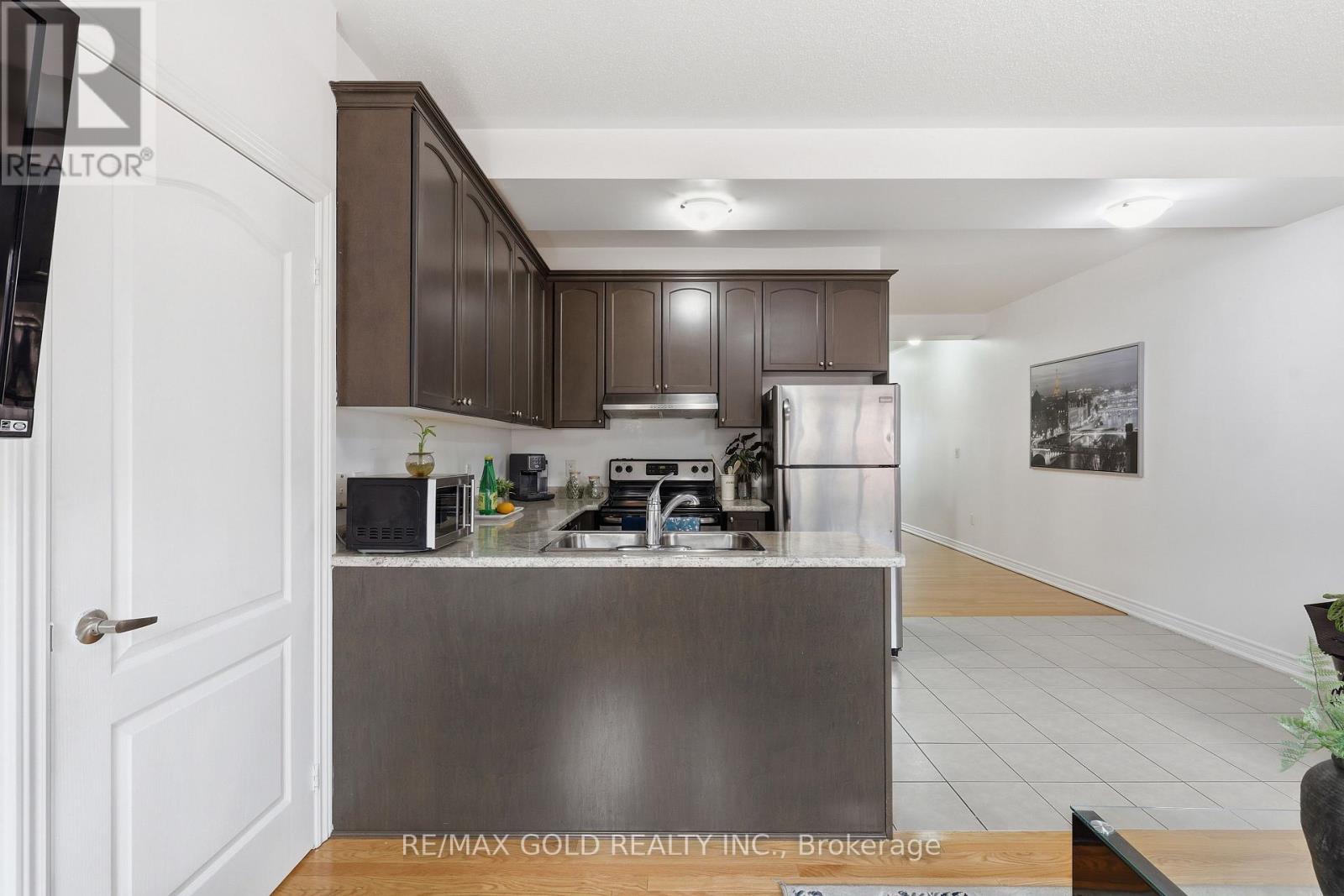 43 Hatton Court, Brampton, Ontario  L6Y 5T5 - Photo 9 - W13410394